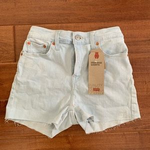 NWT size 25 Levi’s high rise light wash Jean short